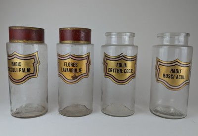 QUATRE GRANDS POTS A PHARMACIE en verre soufflé,...