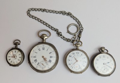 LOT DE QUATRE MONTRES A GOUSSET en métal...