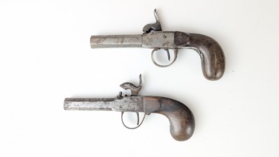 DEUX PISTOLETS A COFFRE. Système à percussion....