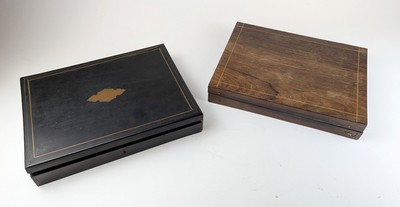 DEUX BOÎTES DE JETONS, une en bois noirci,...