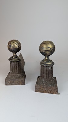 PAIRE DE CHENETS en fonte de fer et laiton...