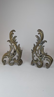 PAIRE DE CHENETS en fonte de fer et bronze...