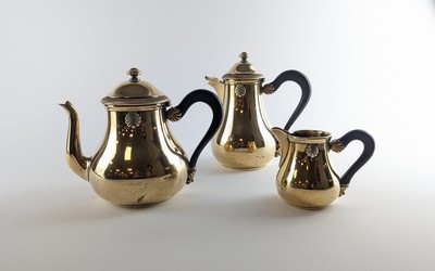 PARTIE DE SERVICE A THÉ-CAFÉ en métal doré...