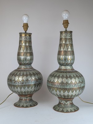 PAIRE DE GRANDS VASES de type "Cairoware",...