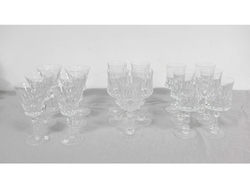 SIX GRANDS VERRES sur pieds en cristal taillé...