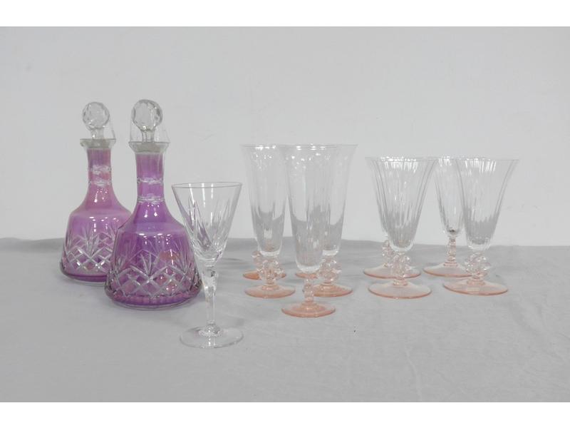 DEUX CARAFONS en cristal taillé rose à décor...