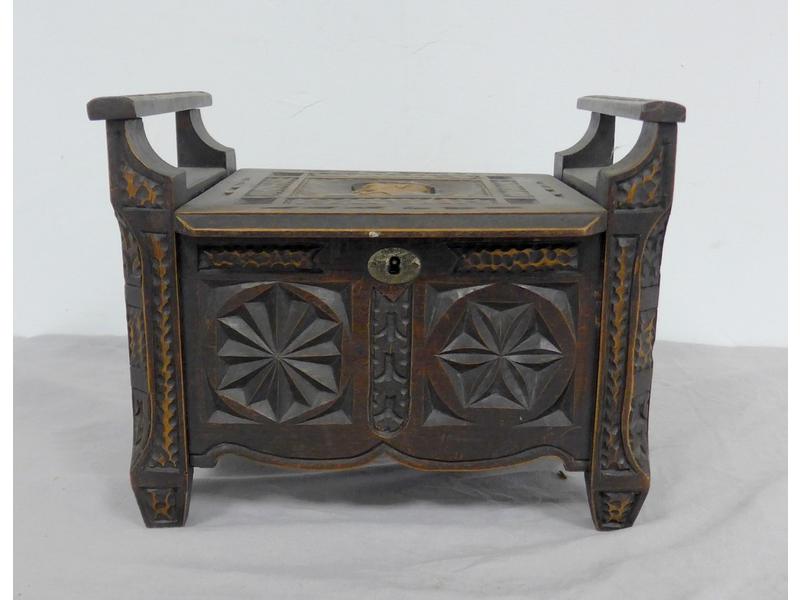 COFFRET en chêne teinté mouluré et sculpté...