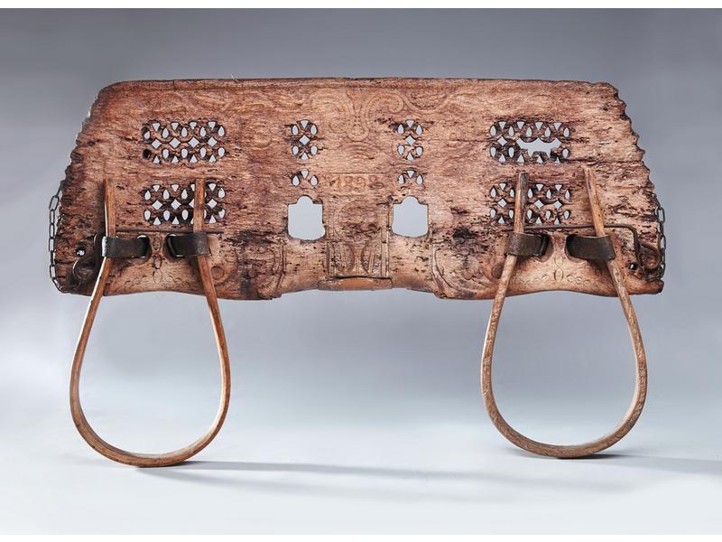 JOUG DE BOEUFS en bois sculpté, gravé et...