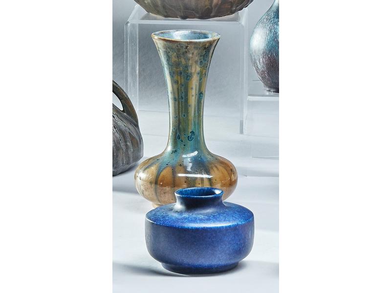 VASE à haut col corné et base sphérique en...