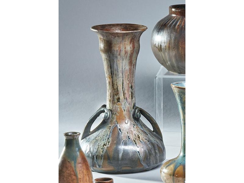 VASE à haut col ourlé et base applatie, à...