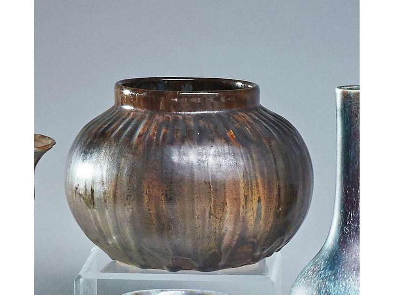 VASE boule en grès rainuré émaillé brun