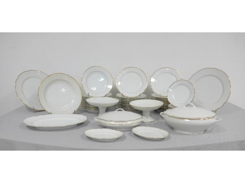 IMPORTANT SERVICE DE TABLE en porcelaine...