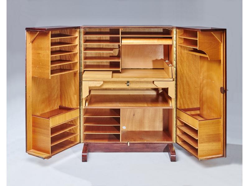 BUREAU MALLE en placage de bois verni ouvrant...