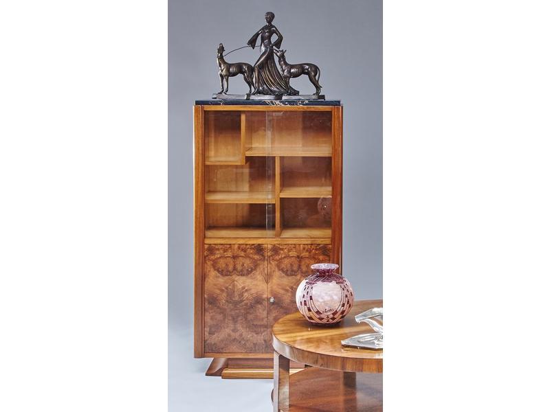 VITRINE en placage de noyer et ronce de noyer,...