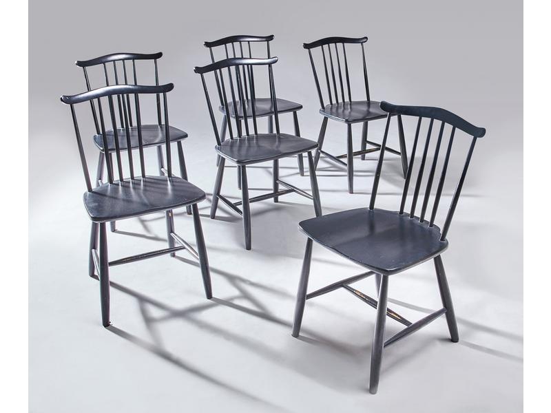 SUITE DE SIX CHAISES en bois laqué noir,...