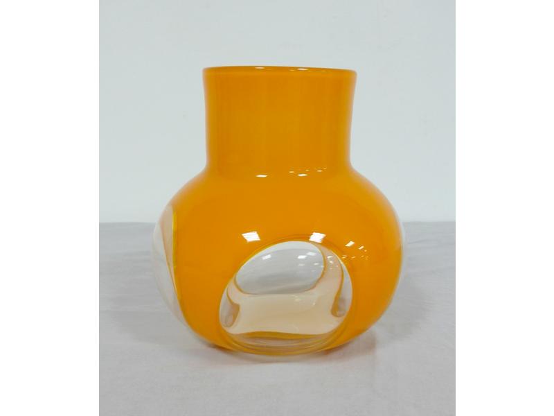 VASE ovoïde en verre moulé orange et translucide....