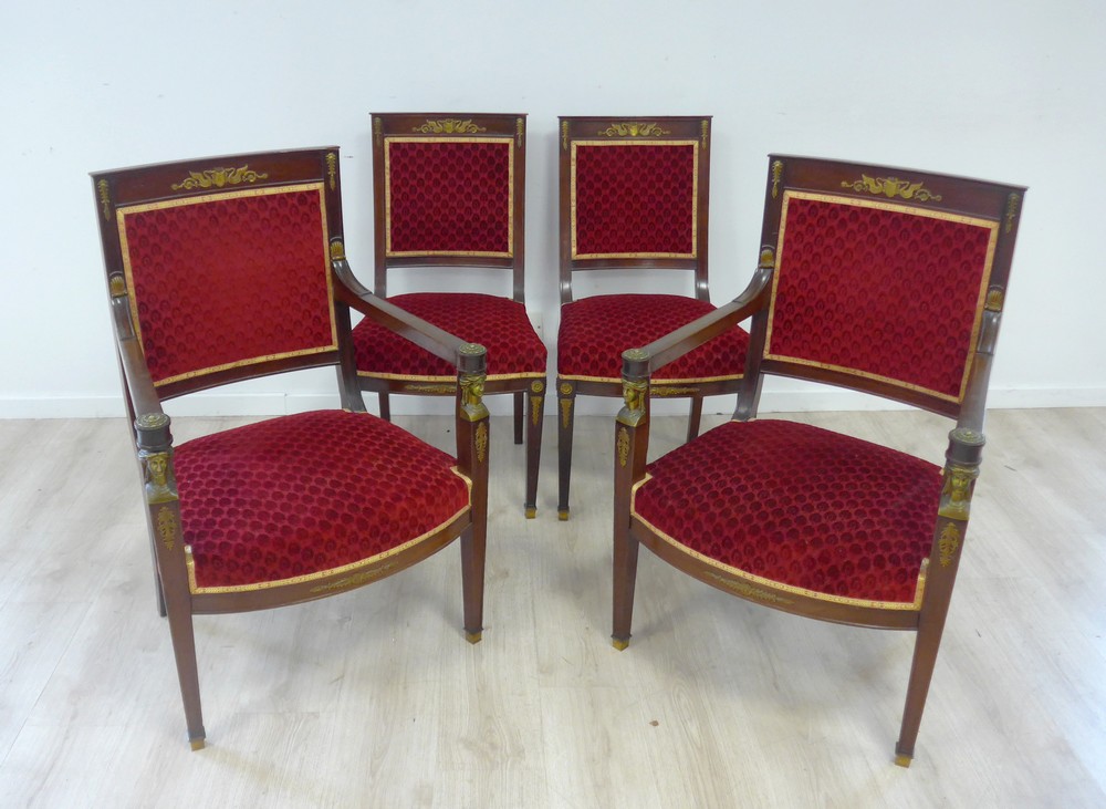 PAIRE DE FAUTEUILS à dossier carré en acajou...