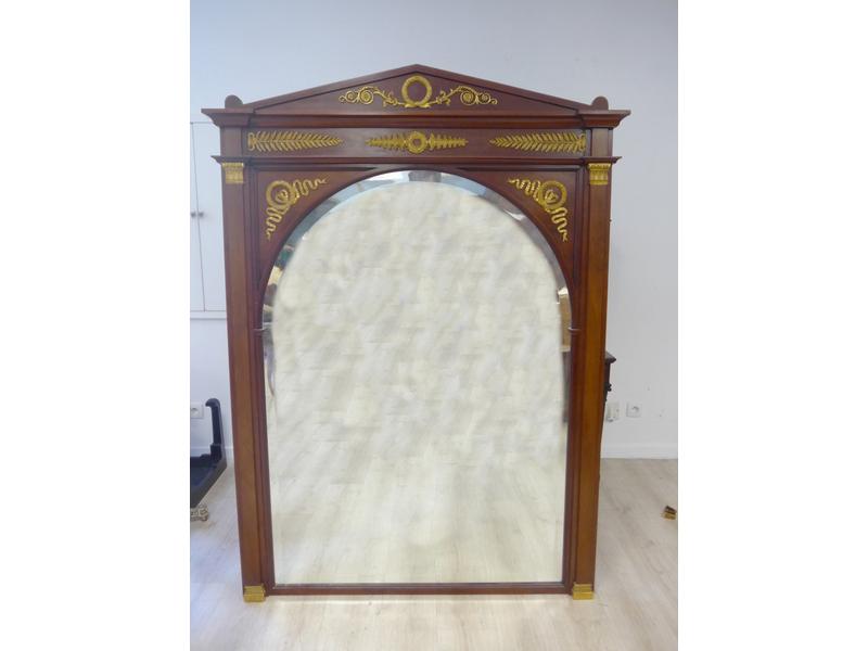 MIROIR à fronton pyramidale en acajou et...