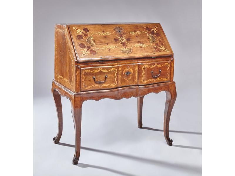 BUREAU de pente à façade arbalète, en marqueterie...