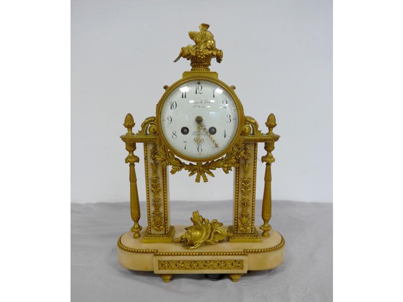 PENDULE PORTIQUE en marbre blanc et bronze...