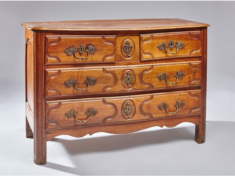 COMMODE à façade légèrement arbalète en bois...