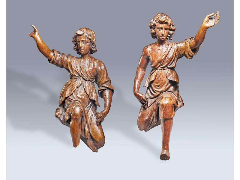 PAIRE D'ANGES en chêne mouluré et sculpté...