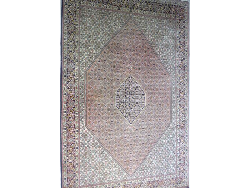 TAPIS en laine à décor de médaillon hexagonal...