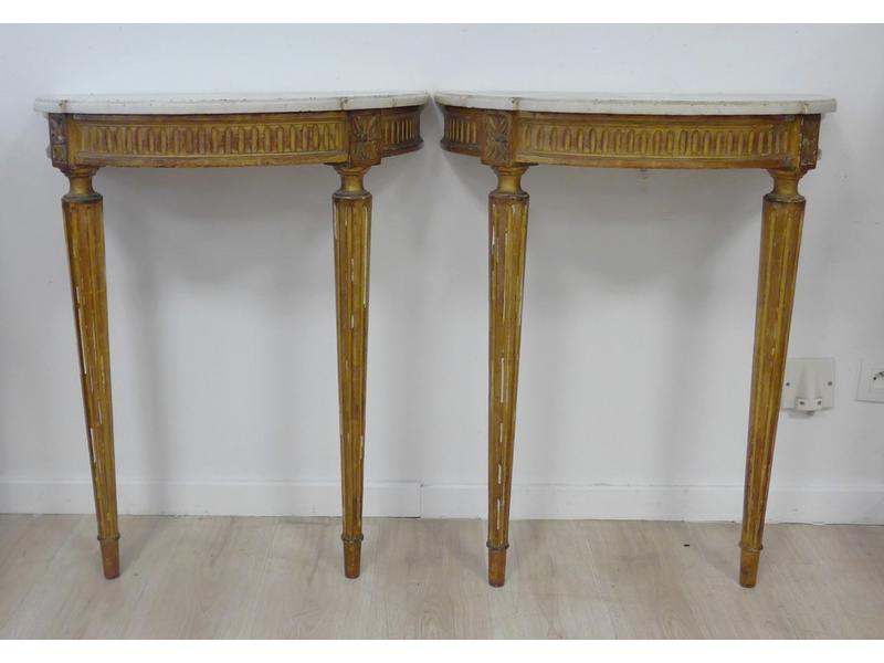 PAIRE DE CONSOLES demi-lune, en bois sculpté...