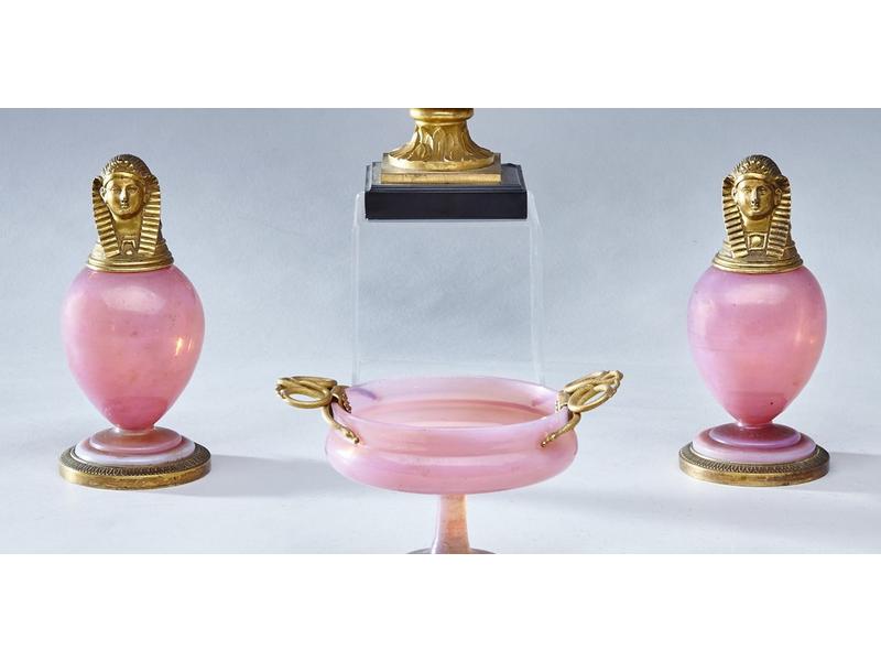 PAIRE DE FLACONS de forme balustre en opaline...