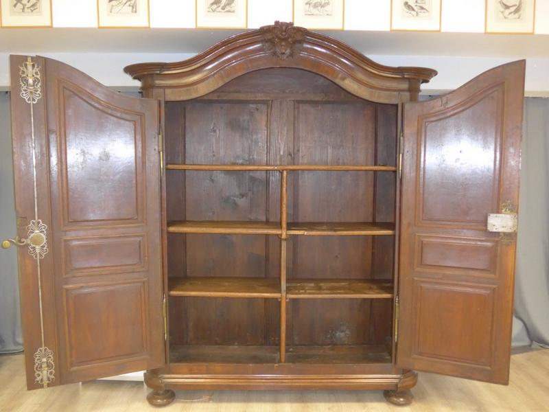 LARGE ARMOIRE en noyer mouluré et sculpté...