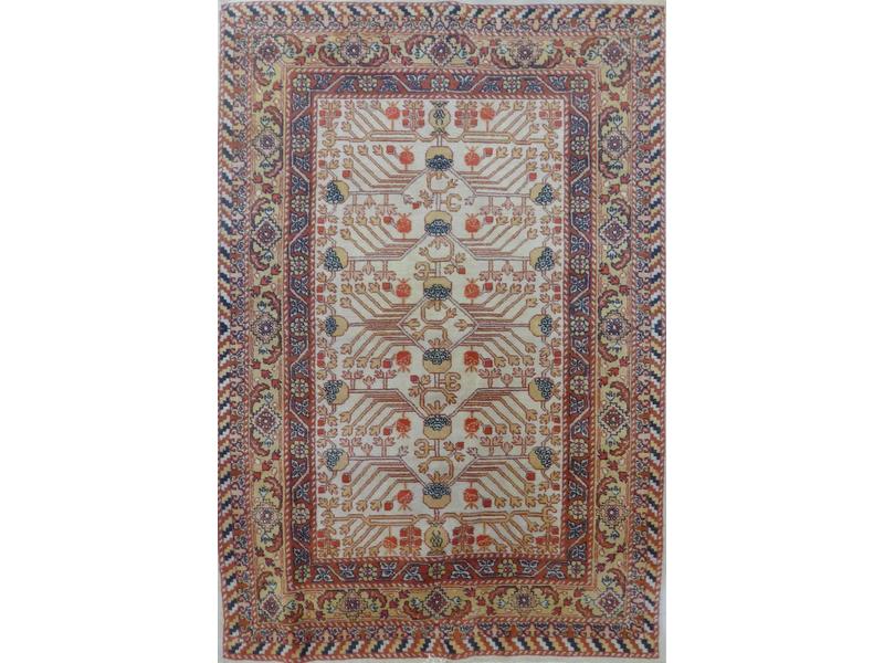TAPIS en laine à décor de branchages et grenades...