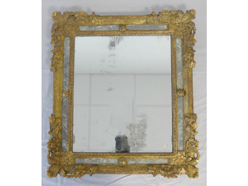 MIROIR dans un cadre rectangulaire en bois...