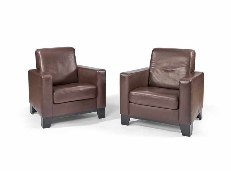 PAIRE DE FAUTEUILS type club, en cuir marron...