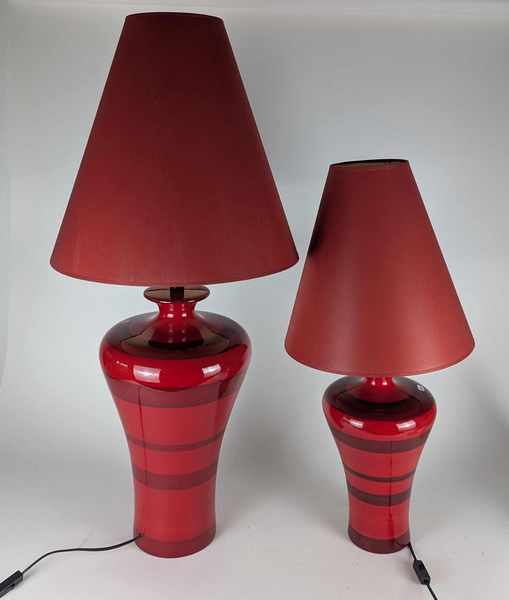 DEUX LAMPES en céramique rouge à rayures...
