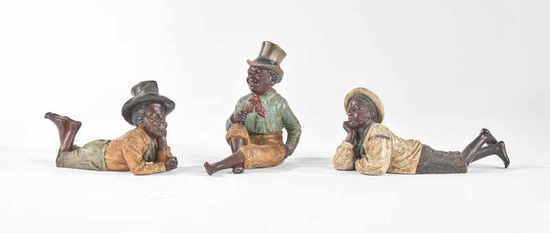 TROIS FIGURINES en terre cuite patinée figurant...