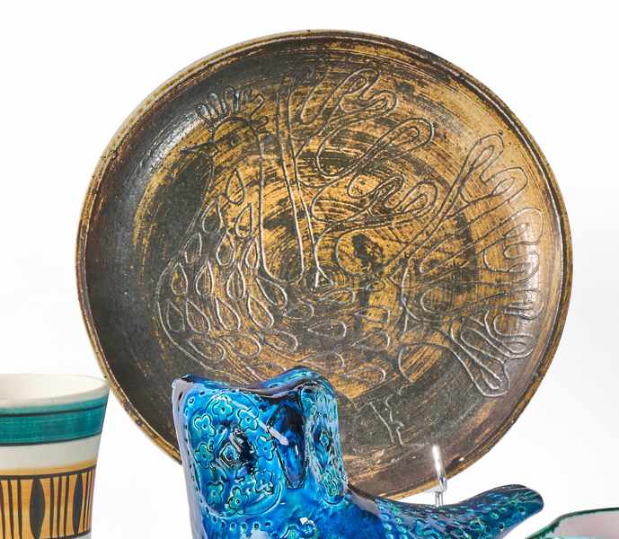 PLAT en terre chamottée à décor gravé dans...