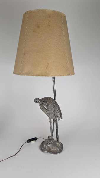 LAMPE en bronze argenté figurant une grue...
