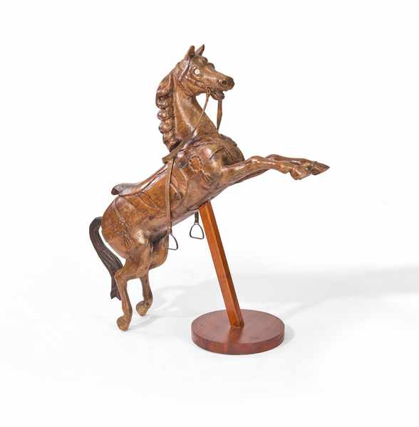 CHEVAL DE MANEGE en bois sculpté, cabré,...