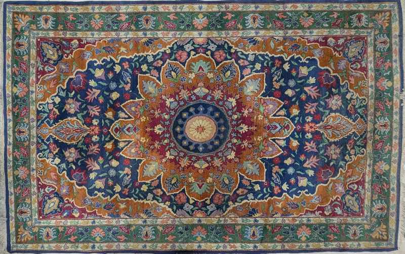 GRAND TAPIS en laine polychrome à décor floral...