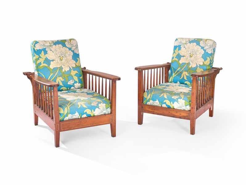 PAIRE DE FAUTEUILS DE REPOS, en bois naturel...