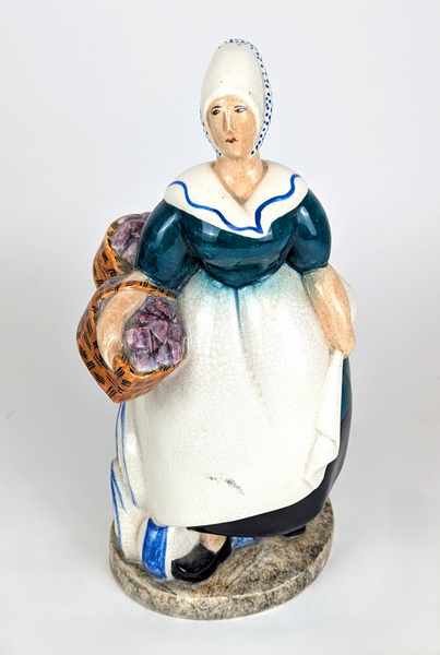 FIGURINE en faïence émaillée polychrome représentant...