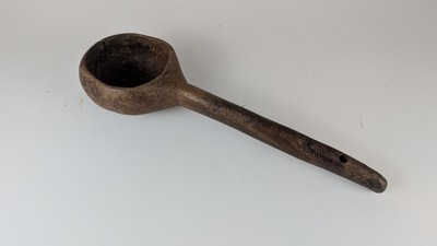 LOUCHE monoxyle à manche droit.