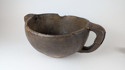 RÉCIPIENT creux monoxyle à anses, pour la...