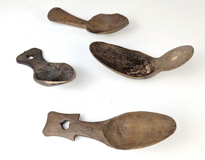 QUATRE CUILLERES monoxyles à manche cour...