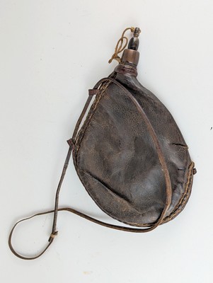 XAHAKOA ou GOURDE à poche en cuir cousu,...