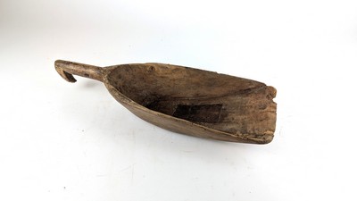 PELLE A GRAIN monoxyle à anse en bec. Fond...