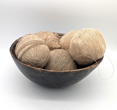 CINQ PELOTES DE FIL DE CHANVRE dans une coupe...