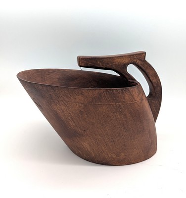 KAIKU monoxyle à anse découpée ajourée, monogrammé...