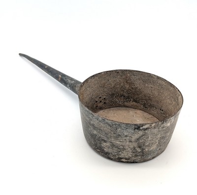 COUADE ou KUXETA, en fer blanc à récipient...