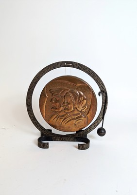 GONG en cuivre représentant Amatxi et Aitatxi,...